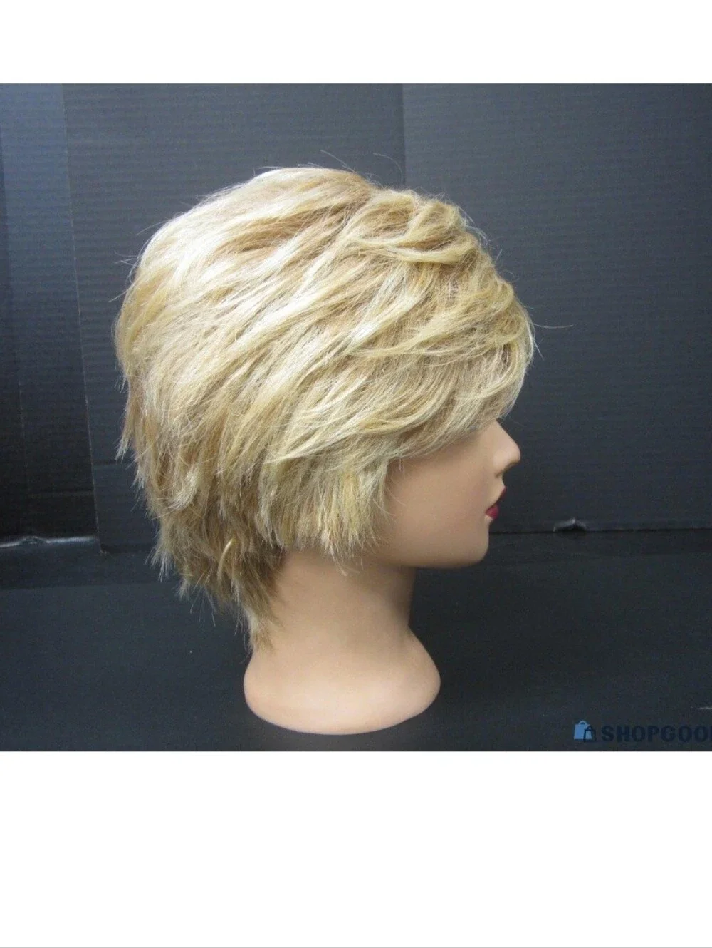 Short Layered Women's Synthetic Wig in Light Blonde